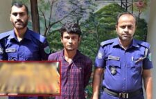 মৌলভীবাজারে পুলিশ- জনতার হাতে অ স্ত্রসহ আ ট ক হাসান