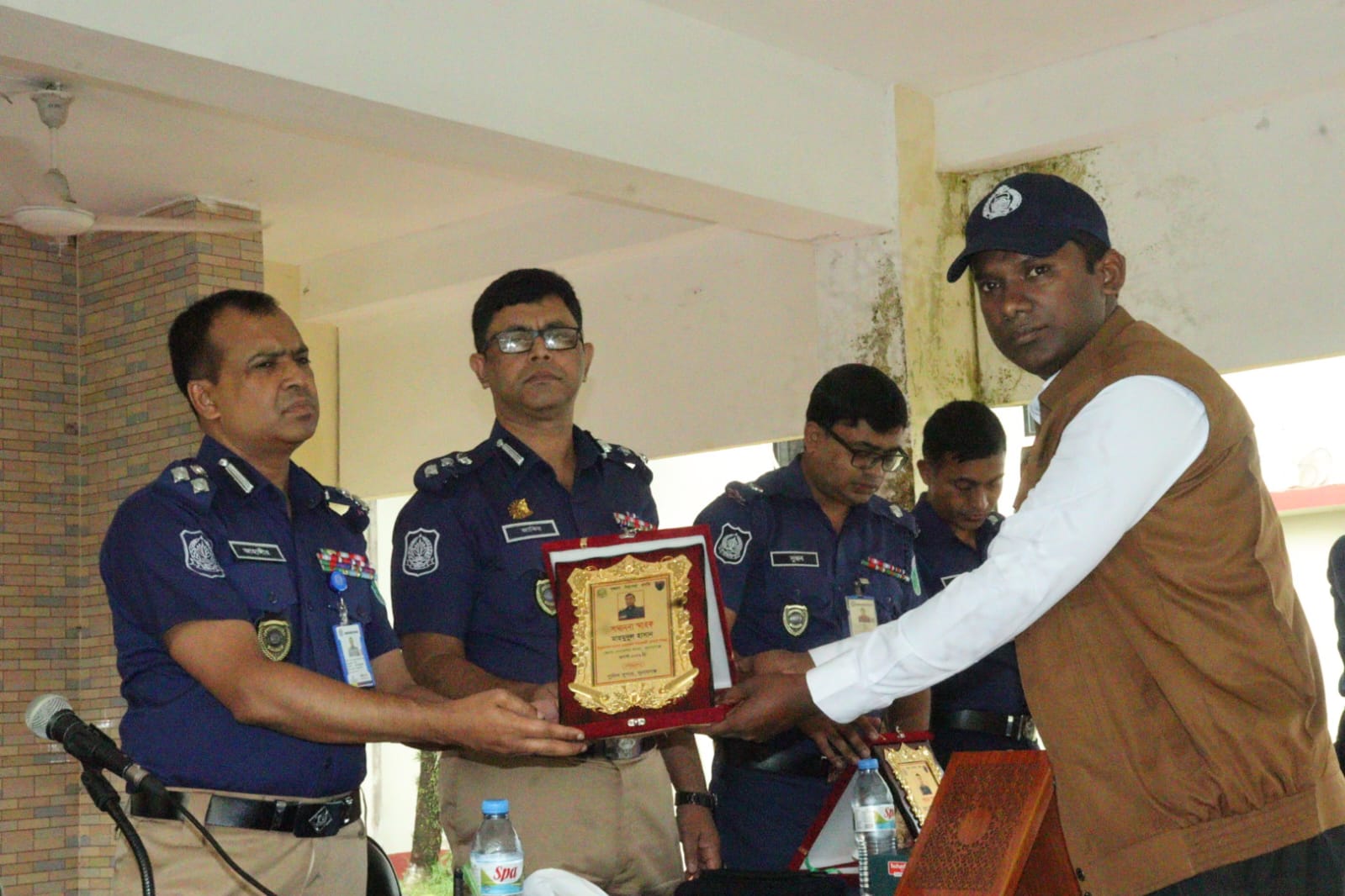 সুনামগঞ্জে শ্রেষ্ঠ চোরাচালান উদ্ধারকারী অফিসার সম্মাননা পেলেন এসআই মাহমুদুল হাসান 