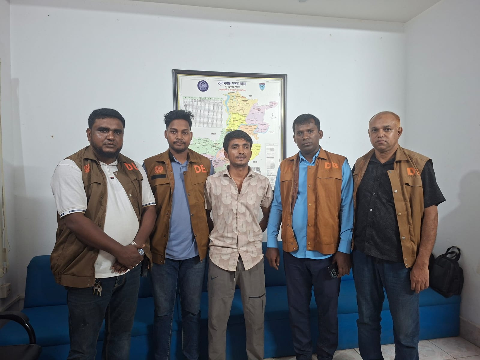 সুনামগঞ্জে পুলিশের হাতকড়া নিয়ে লাইভে আসা সেই আসির মিয়া গ্রেপ্তার