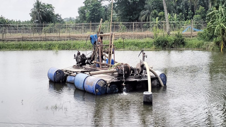 চিতলমারীর ড্রেজার দিয়ে ভূগর্ভ থেকে বালু উত্তোলনের ‘মহোৎসব’,নদীগর্ভে সড়ক, ঝুঁকিতে জনপদ