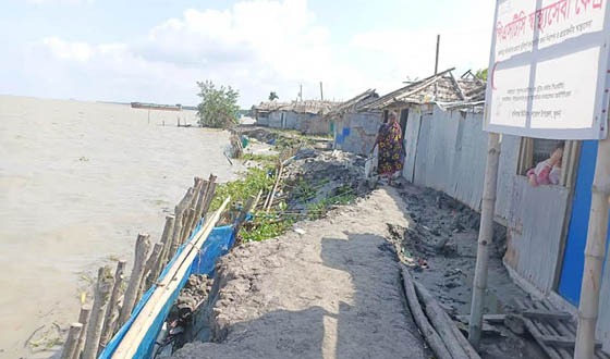 পশুরের ভাঙনে বিপন্ন বানীশান্তার যৌনপল্লী সামনে নদী, পেছনে চিংড়িঘের—টোঙঘরে ১৩০ নারীর ঝুঁকিপূর্ণ জীবন