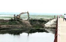 সিলেট-সুলতানপুর সড়কে ফতুরখাড়া সেতুর সংযোগ সড়ক কাটছে ঠিকাদার, জানে না সওজ