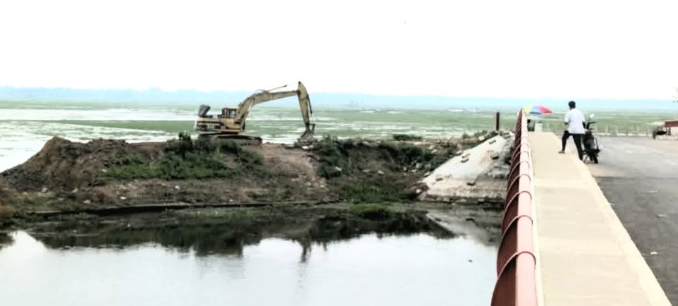 সিলেট-সুলতানপুর সড়কে ফতুরখাড়া সেতুর সংযোগ সড়ক কাটছে ঠিকাদার, জানে না সওজ